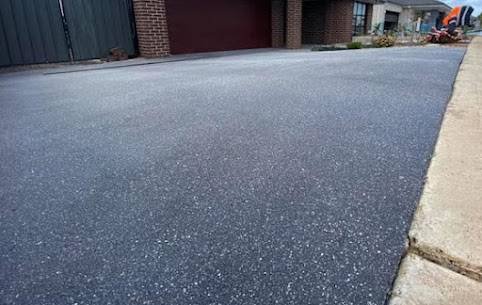 Epoxy flakes driveway installed in Melbourne – decorative, slip-resistant, and weatherproof surface ideal for residential driveways.